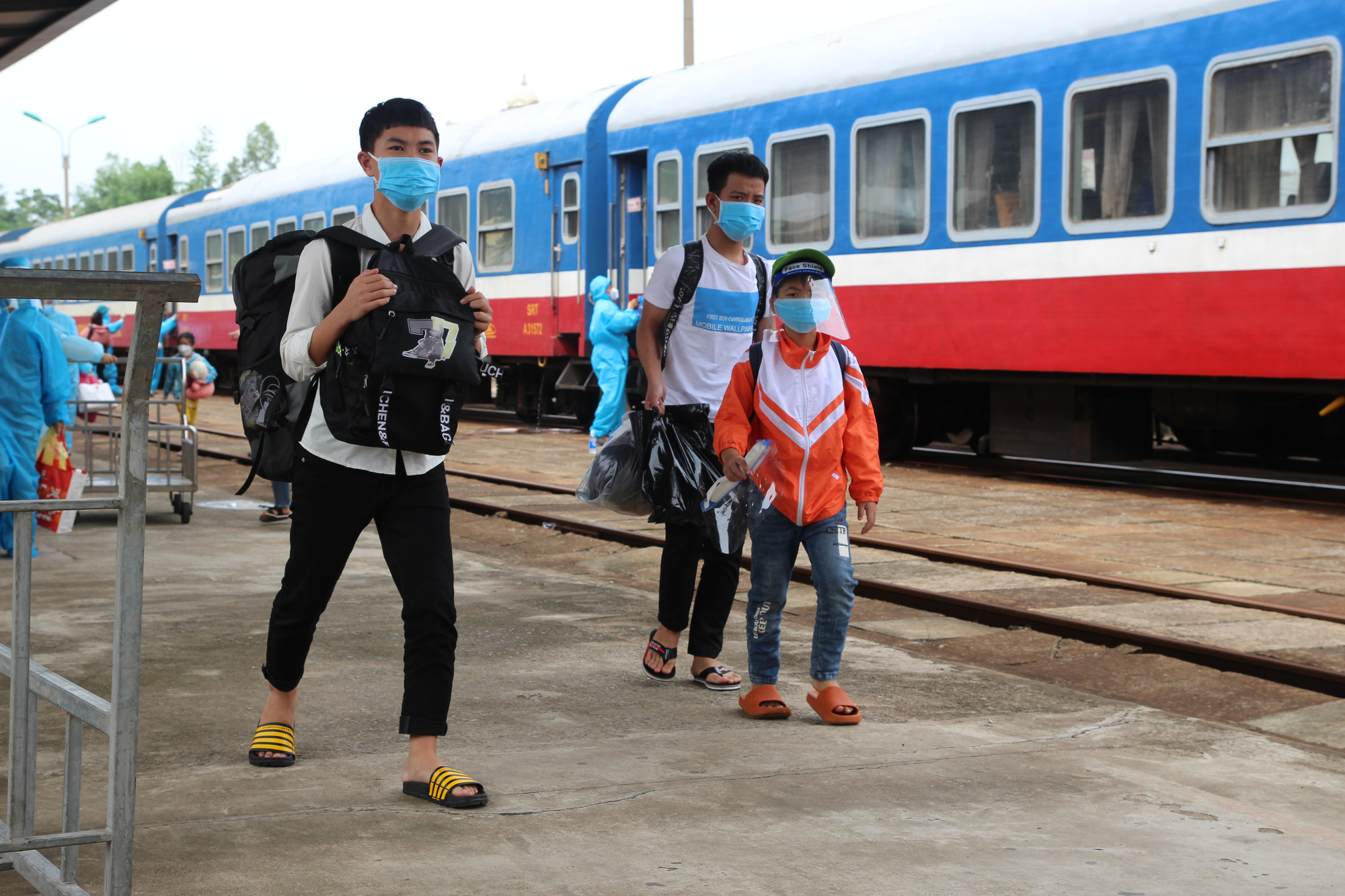 Hình ảnh xúc động từ chuyến tàu 'đặc biệt' đưa công dân Quảng Bình trở về quê hương  - Ảnh 10.
