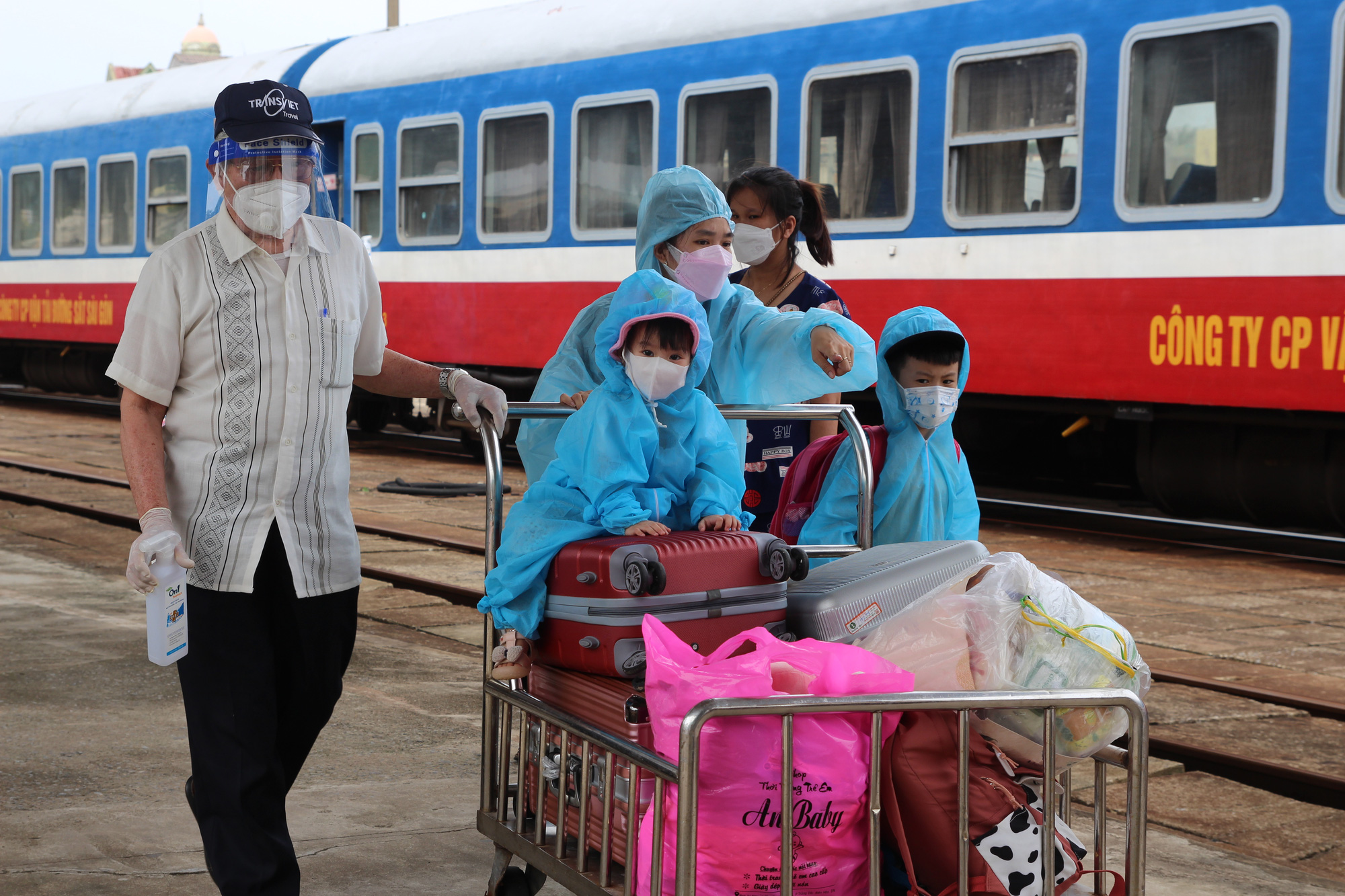 Hình ảnh xúc động từ chuyến tàu 'đặc biệt' đưa công dân Quảng Bình trở về quê hương  - Ảnh 5.