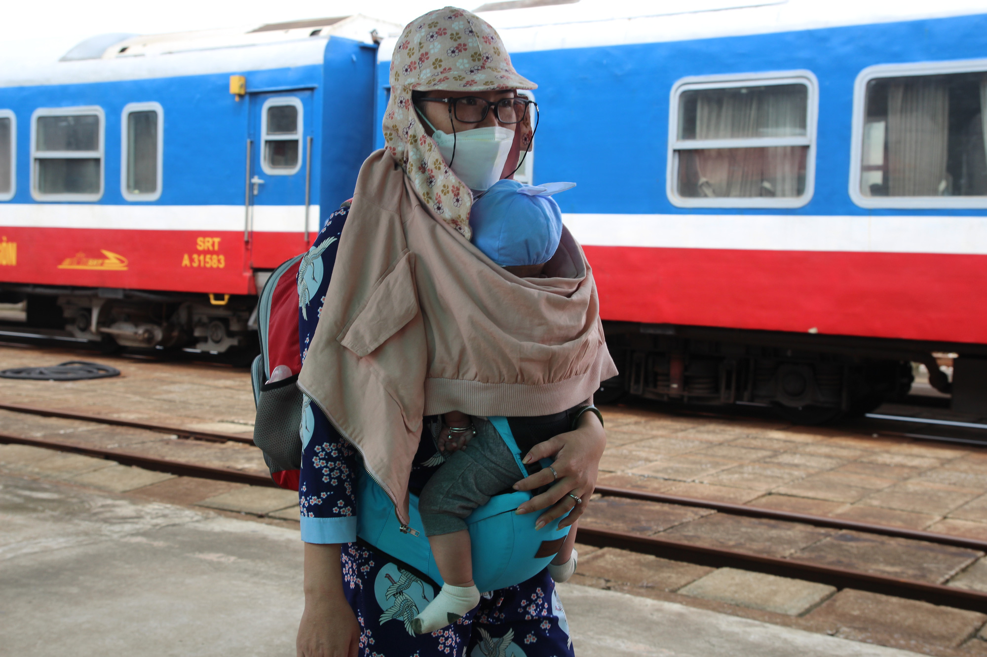 Hình ảnh xúc động từ chuyến tàu 'đặc biệt' đưa công dân Quảng Bình trở về quê hương  - Ảnh 11.