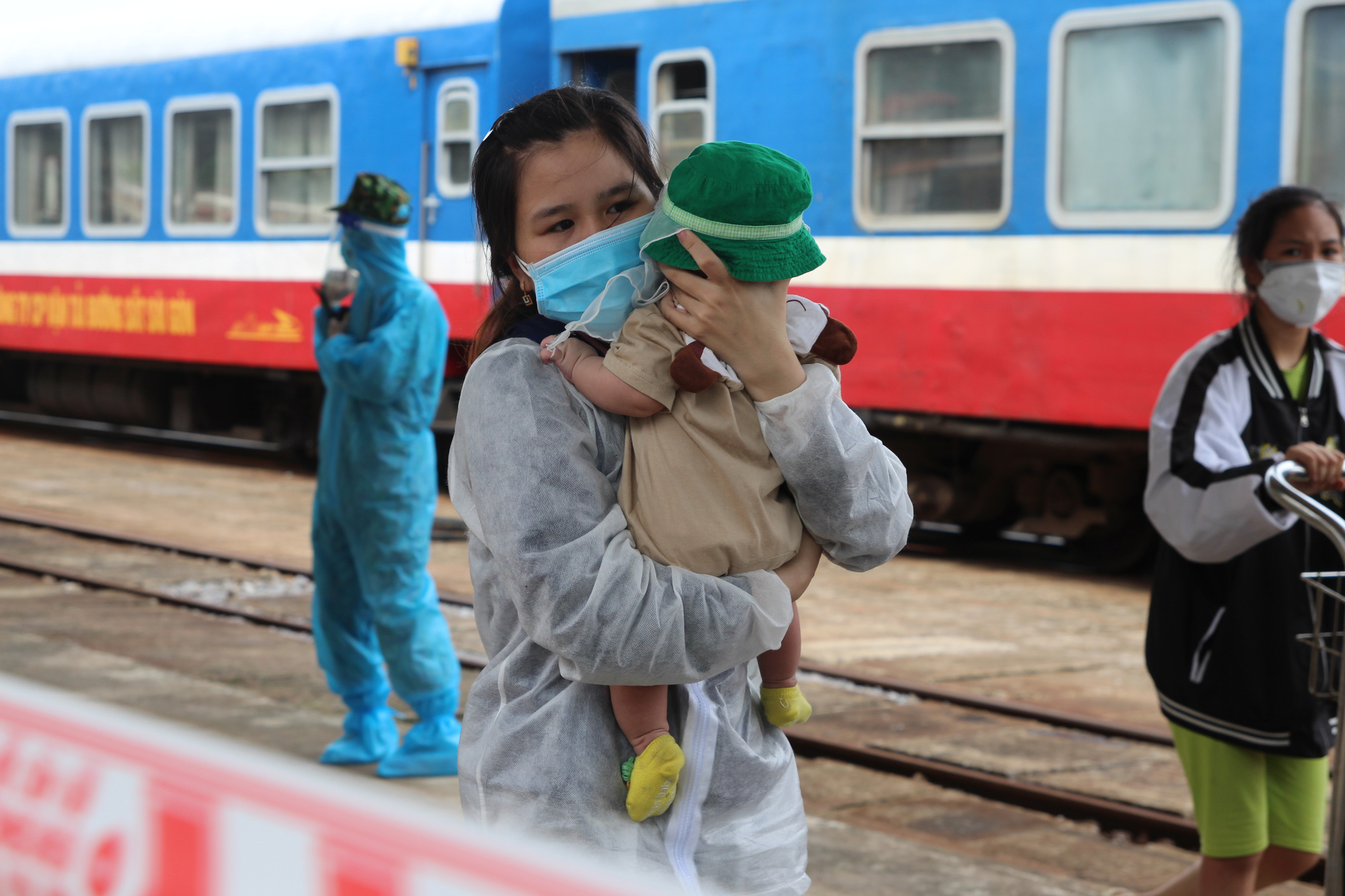 Hình ảnh xúc động từ chuyến tàu 'đặc biệt' đưa công dân Quảng Bình trở về quê hương  - Ảnh 12.