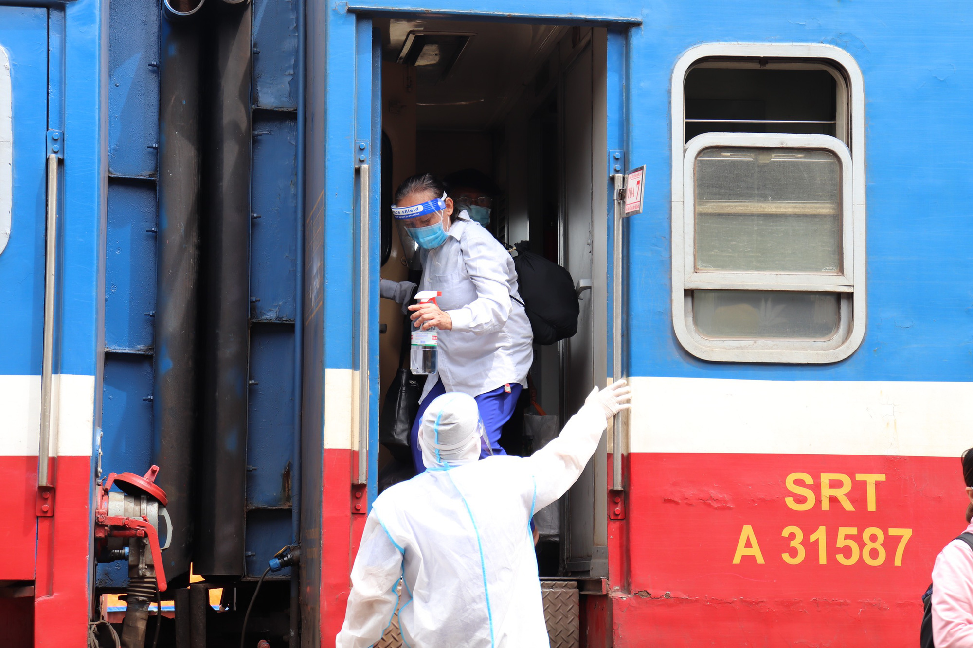 Hình ảnh xúc động từ chuyến tàu 'đặc biệt' đưa công dân Quảng Bình trở về quê hương  - Ảnh 3.