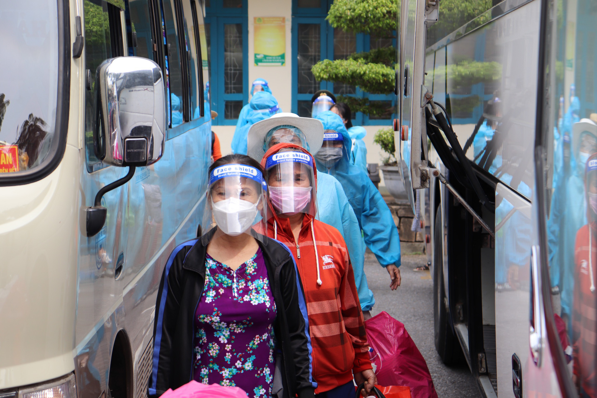 Hình ảnh xúc động từ chuyến tàu 'đặc biệt' đưa công dân Quảng Bình trở về quê hương  - Ảnh 6.