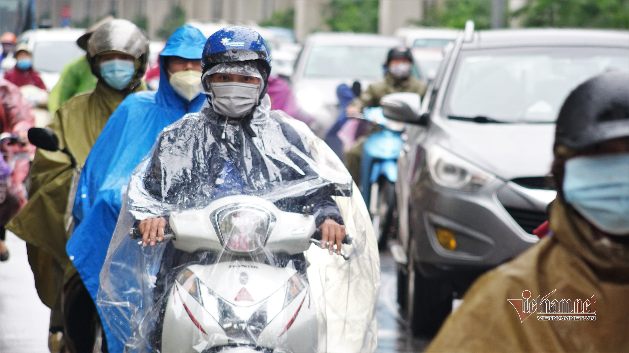 Hà Nội mưa rét, ô tô dàn kín đường, xe máy 'điền vào chỗ trống' - Ảnh 2.