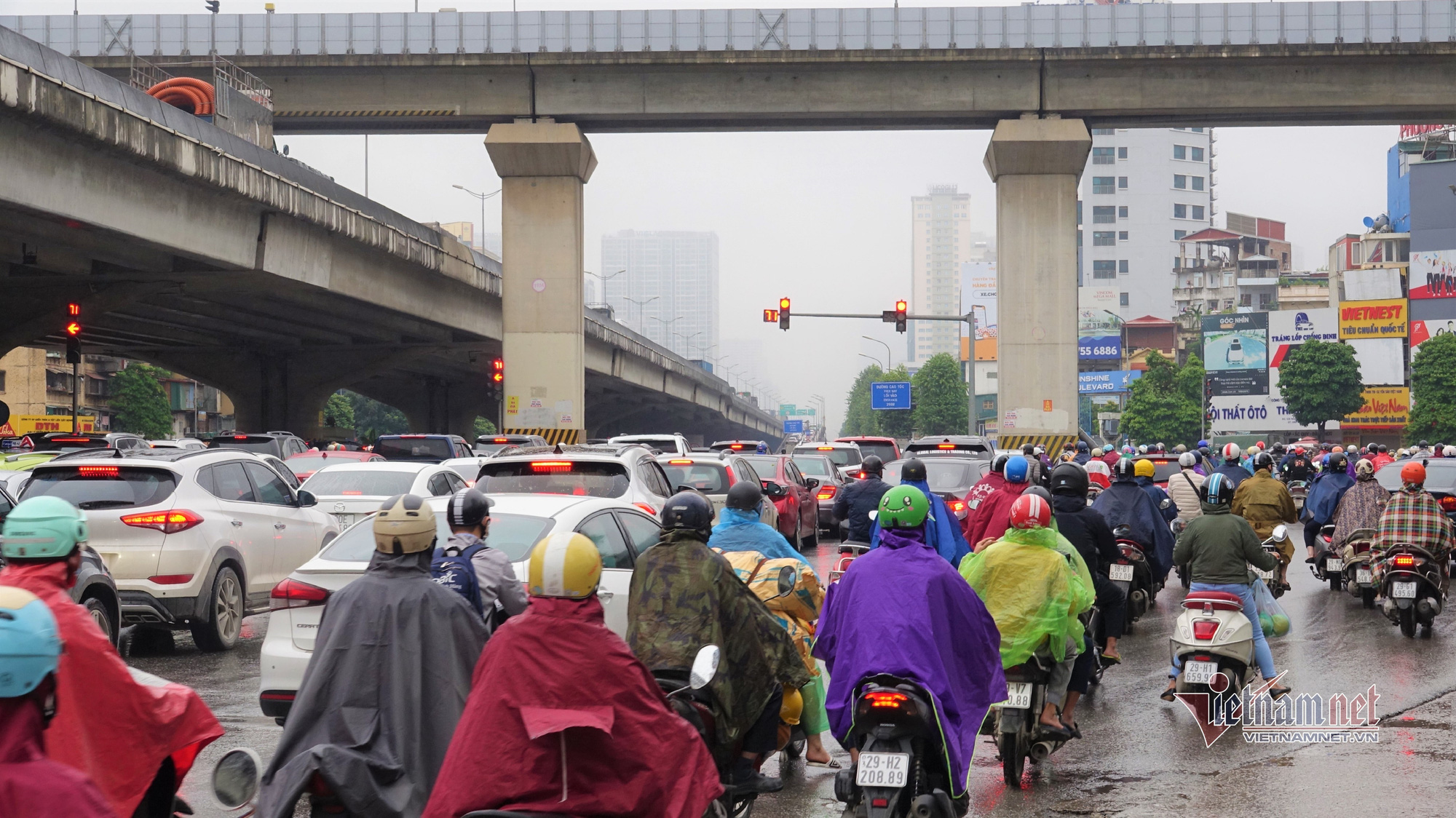 Hà Nội mưa rét, ô tô dàn kín đường, xe máy 'điền vào chỗ trống' - Ảnh 4.