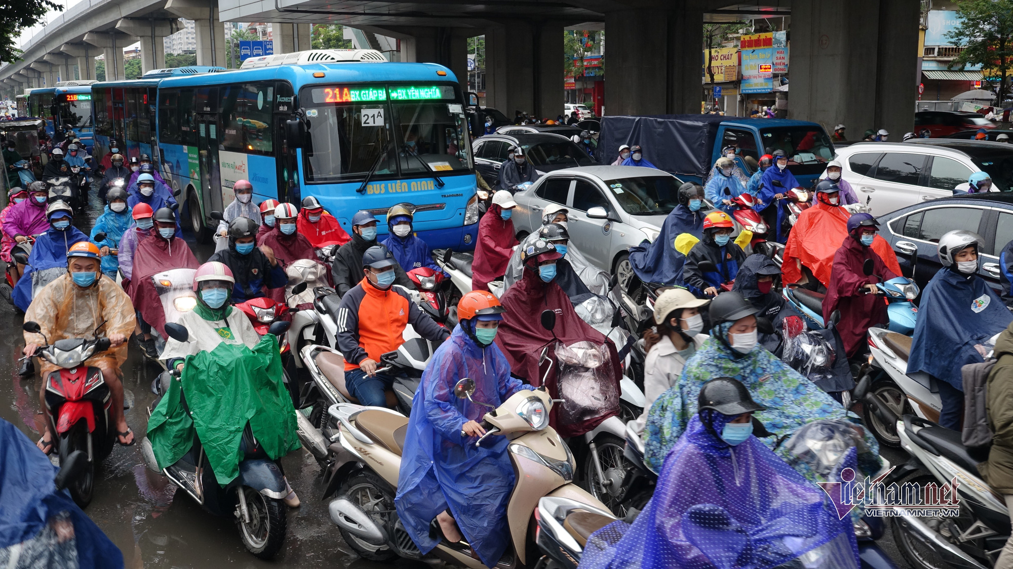Hà Nội mưa rét, ô tô dàn kín đường, xe máy 'điền vào chỗ trống' - Ảnh 6.
