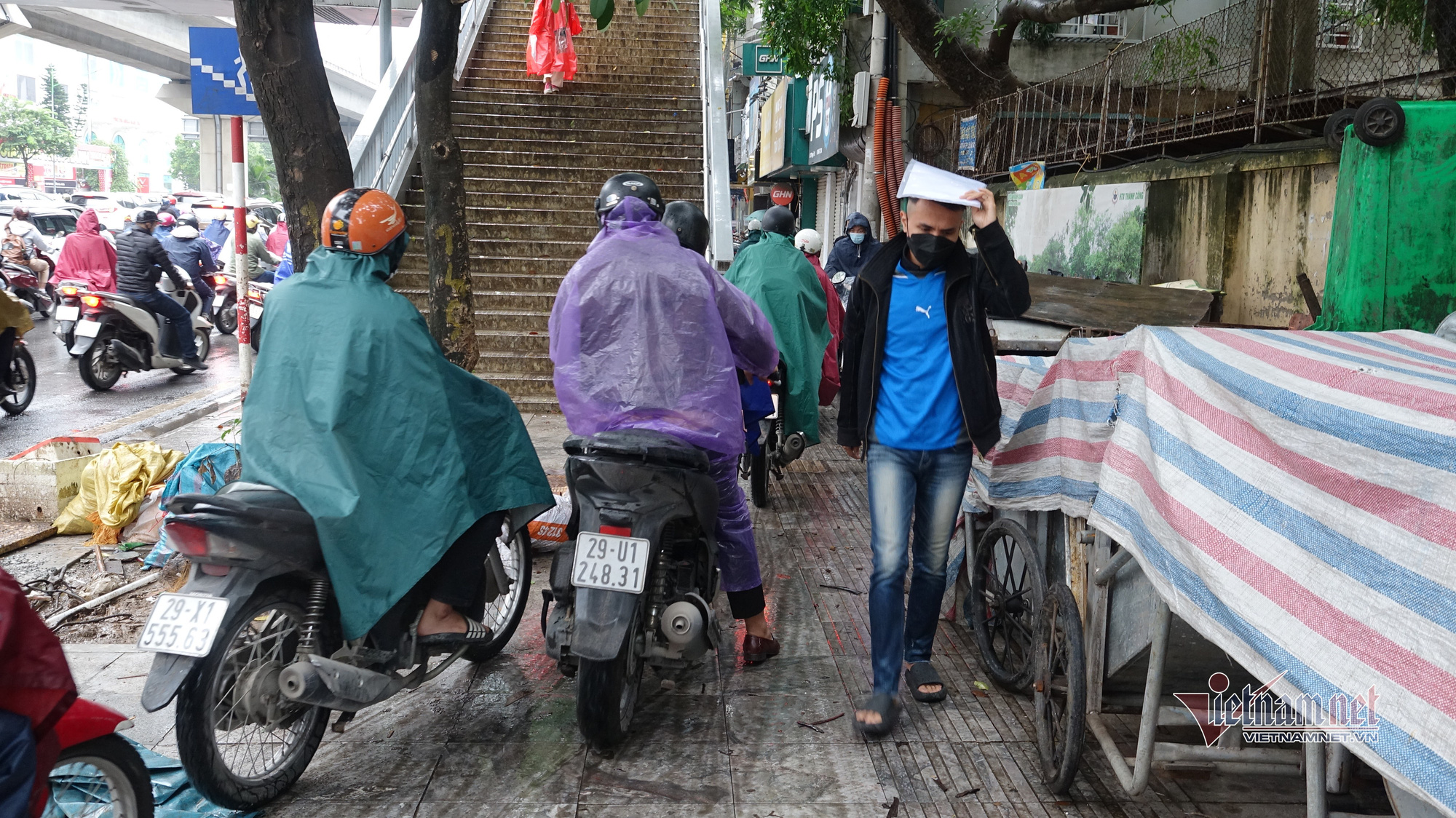 Hà Nội mưa rét, ô tô dàn kín đường, xe máy 'điền vào chỗ trống' - Ảnh 7.