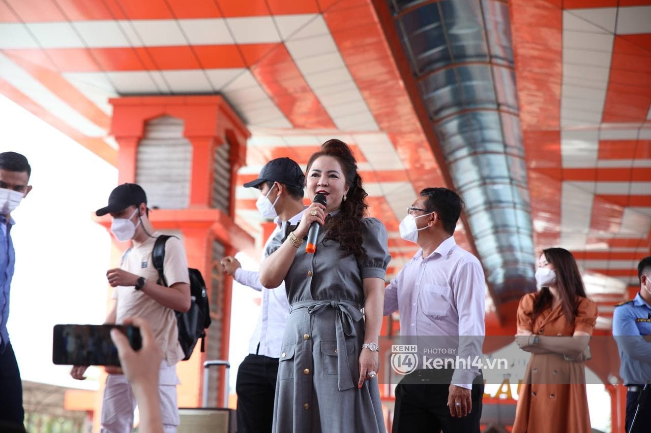 Tin sáng 1/11: Hàng trăm người ở KDL Đại Nam chen chúc livestream, chụp hình nữ CEO Phương Hằng; người dân mướt mồ hôi tập luyện khi phòng gym mở cửa trở lại ở TPHCM - Ảnh 2.
