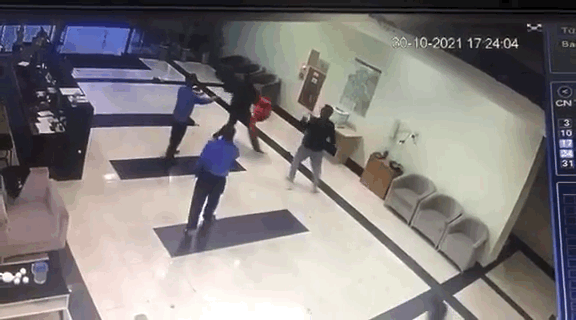 Điều tra vụ nam thanh ni&ecirc;n bị h&agrave;nh hung tại sảnh chung cư T&acirc;n T&acirc;y Đ&ocirc; - Ảnh 1.