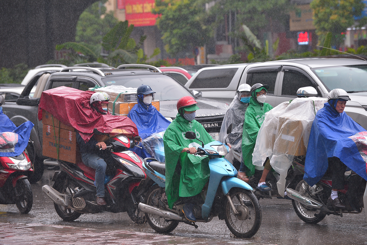 Người dân Hà Nội chật vật nhích từng mét trên con đường ùn tắc từ sáng đến tối - Ảnh 13.