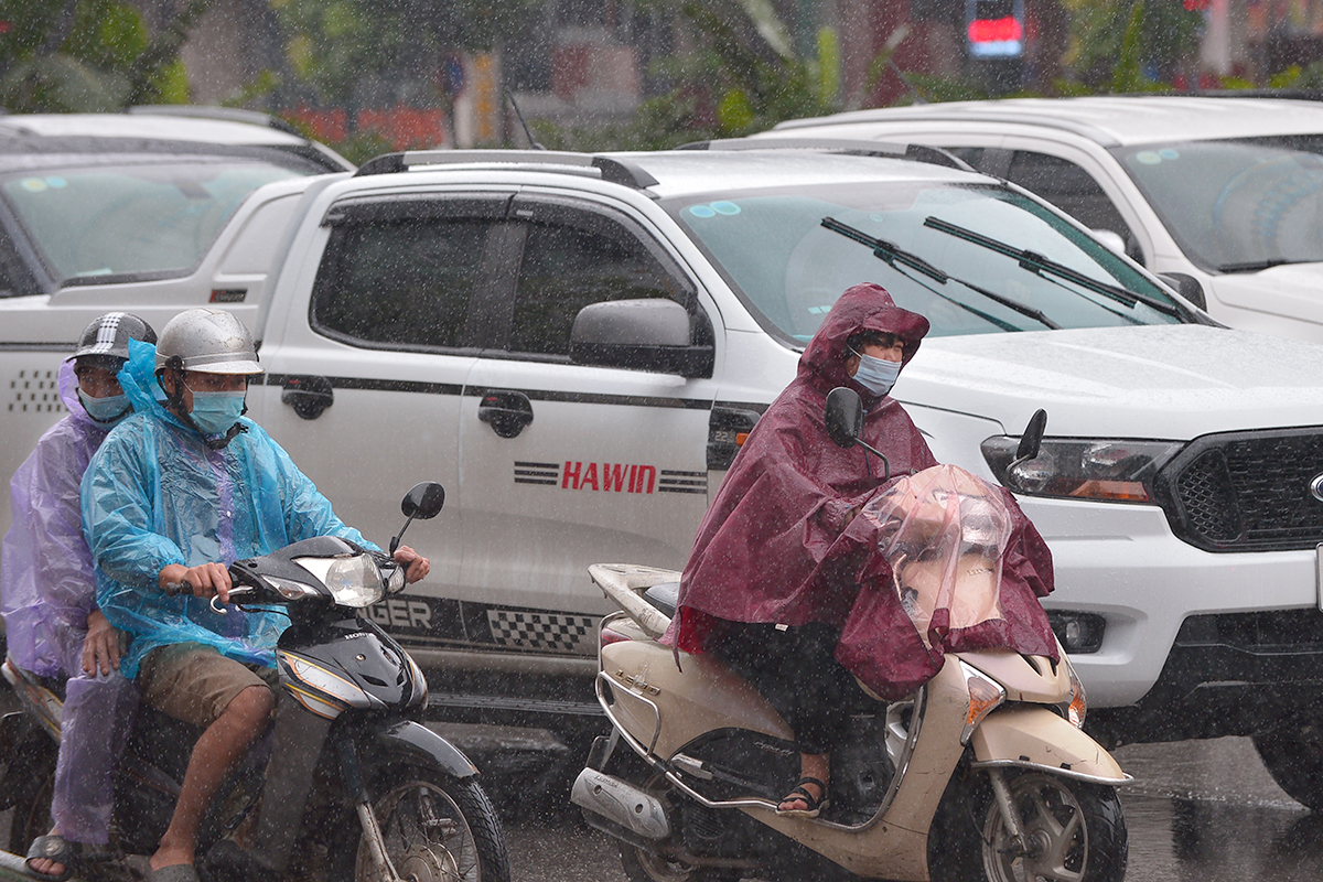 Người dân Hà Nội chật vật nhích từng mét trên con đường ùn tắc từ sáng đến tối - Ảnh 12.