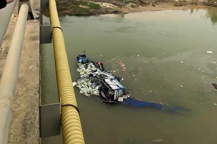 Ô tô đi trên cao tốc Nội Bài - Lào Cai tông gãy lan can cầu, rơi xuống nước - Ảnh 1. Ô tô đi trên cao tốc Nội Bài - Lào Cai tông gãy lan can cầu, rơi xuống nước - Ảnh 1.