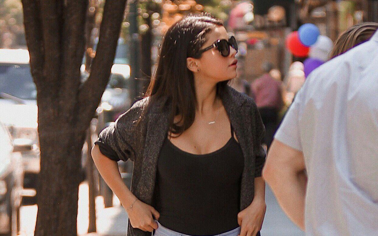 Selena Gomez lên cân mà vẫn mặc đẹp nhờ một điểm ít tăng size