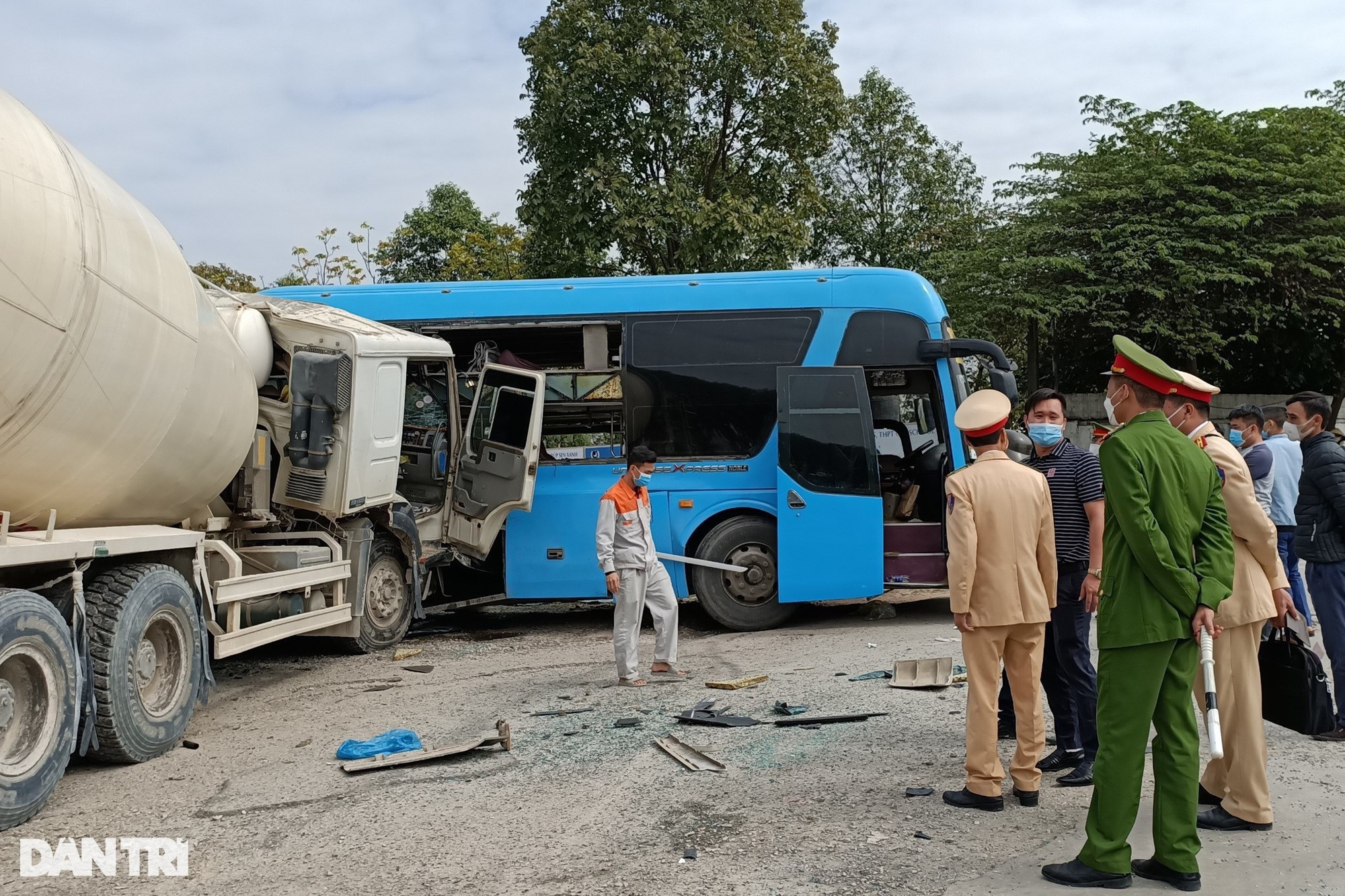 Tr&aacute;nh người phụ nữ sang đường, xe kh&aacute;ch bị xe bồn t&ocirc;ng ngang th&acirc;n - Ảnh 2.