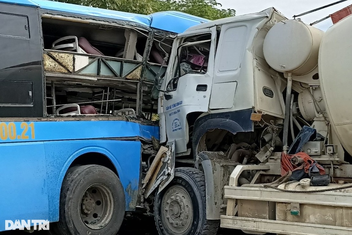 Tr&aacute;nh người phụ nữ sang đường, xe kh&aacute;ch bị xe bồn t&ocirc;ng ngang th&acirc;n - Ảnh 1.