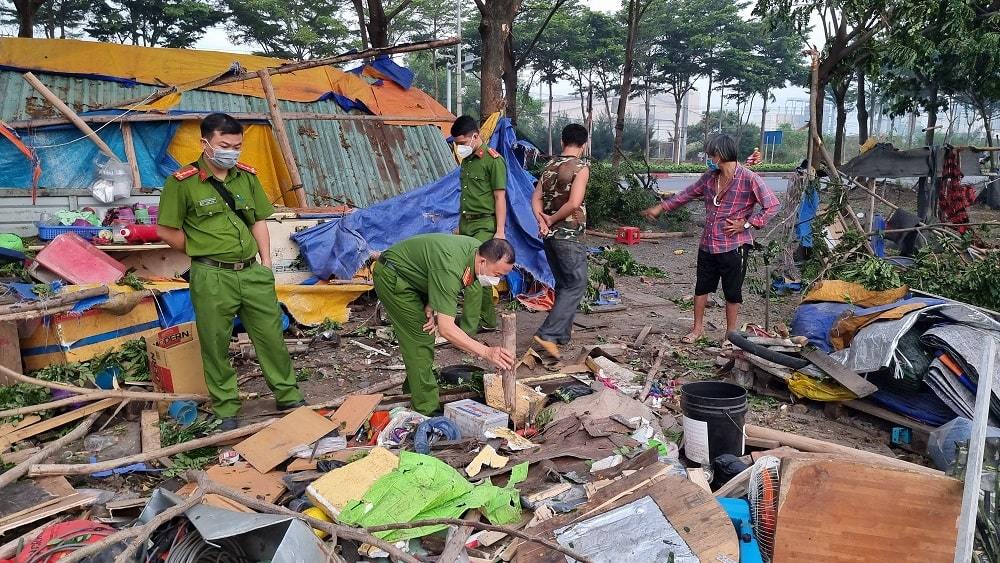 Xe đầu k&eacute;o đ&acirc;m căn ch&ograve;i b&aacute;n nước ven đường, cặp vợ chồng thương vong - Ảnh 2.