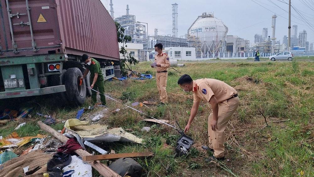 Xe đầu k&eacute;o đ&acirc;m căn ch&ograve;i b&aacute;n nước ven đường, cặp vợ chồng thương vong - Ảnh 3.