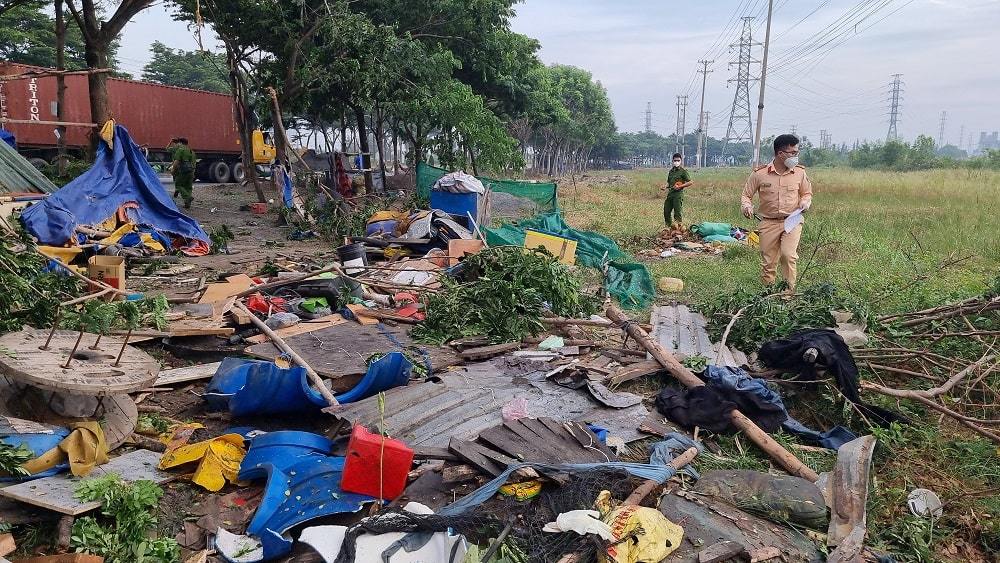 Xe đầu k&eacute;o đ&acirc;m căn ch&ograve;i b&aacute;n nước ven đường, cặp vợ chồng thương vong - Ảnh 4.