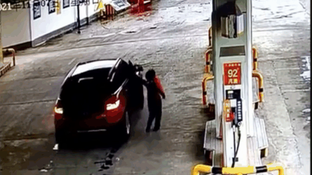 Clip: Tài xế quỵt tiền xăng, kéo ngã nữ nhân viên khi bỏ chạy - Ảnh 1.