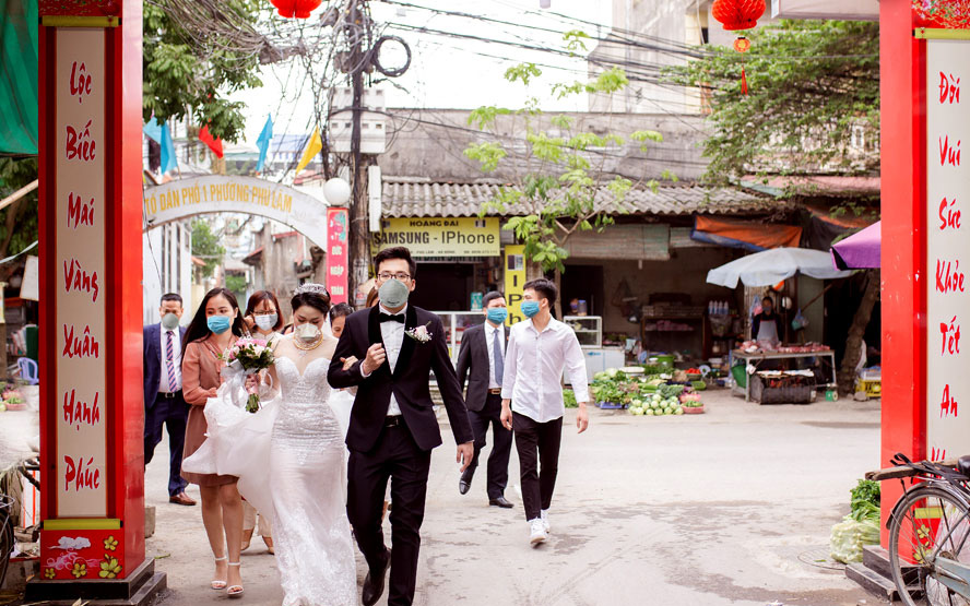 Tin sáng 13/11: Hà Nội rút ngắn thời gian tổ chức việc cưới, việc tang; truy vết "khẩn" 600 F1 của 6 nữ nhân viên karaoke nhiễm COVID-19 ở Hà Tĩnh