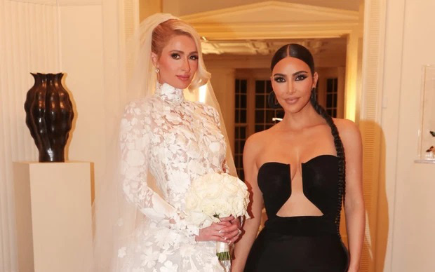 Khoảnh khắc cực hiếm trong đám cưới Paris Hilton: “Cô hầu” Kim Kardashian tươi cười nâng váy giúp cô dâu