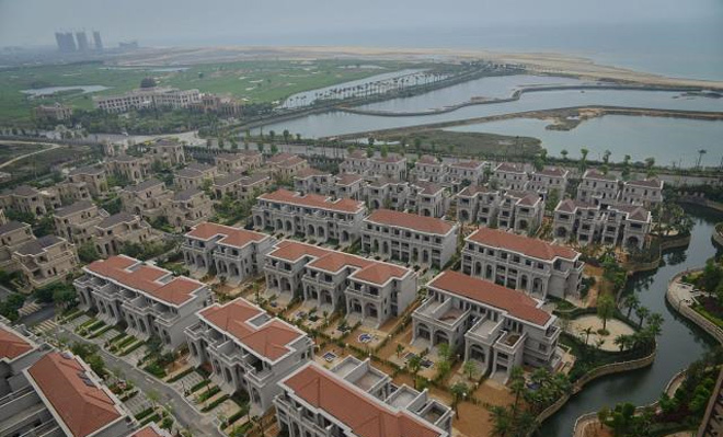 Cảnh khó tin bên trong 'biệt thự ma', 10 năm chỉ có nhân viên canh gác - Ảnh 1.