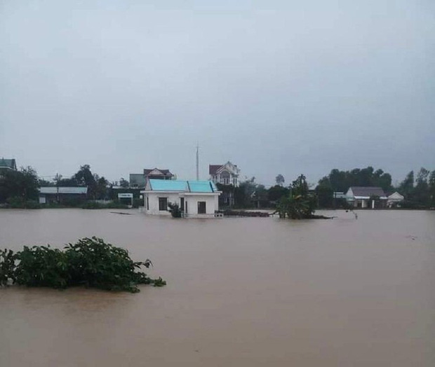 Nước lũ d&acirc;ng cao ở Quảng Ng&atilde;i, h&agrave;ng trăm nh&agrave; d&acirc;n ch&igrave;m trong biển nước - Ảnh 1.