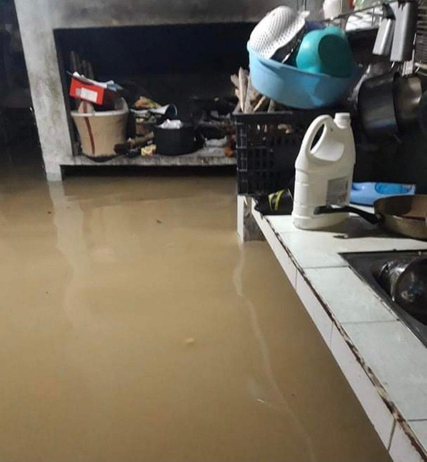 Nước lũ d&acirc;ng cao ở Quảng Ng&atilde;i, h&agrave;ng trăm nh&agrave; d&acirc;n ch&igrave;m trong biển nước - Ảnh 3.