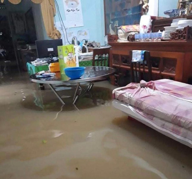 Nước lũ d&acirc;ng cao ở Quảng Ng&atilde;i, h&agrave;ng trăm nh&agrave; d&acirc;n ch&igrave;m trong biển nước - Ảnh 4.