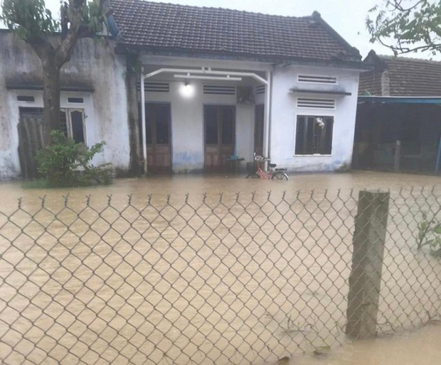 Nước lũ d&acirc;ng cao ở Quảng Ng&atilde;i, h&agrave;ng trăm nh&agrave; d&acirc;n ch&igrave;m trong biển nước - Ảnh 7.