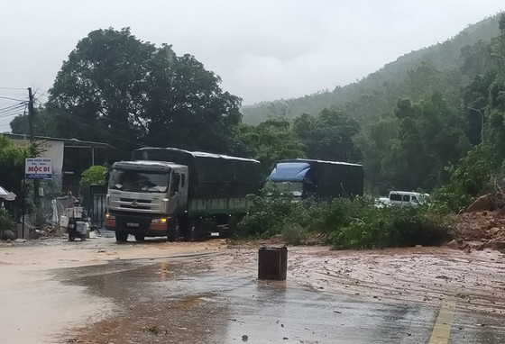 Cận cảnh ngập lụt, sạt lở núi 'bủa vây' TP Quy Nhơn - Ảnh 2.