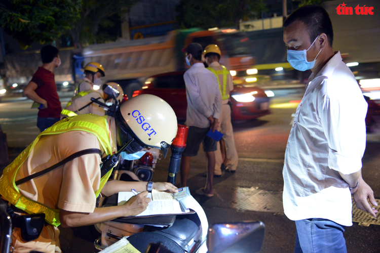 CSGT TP Hồ Chí Minh ‘giăng lưới’ bắt hàng loạt xe ben, xe bồn… chạy vào khu vực cấm - Ảnh 4.