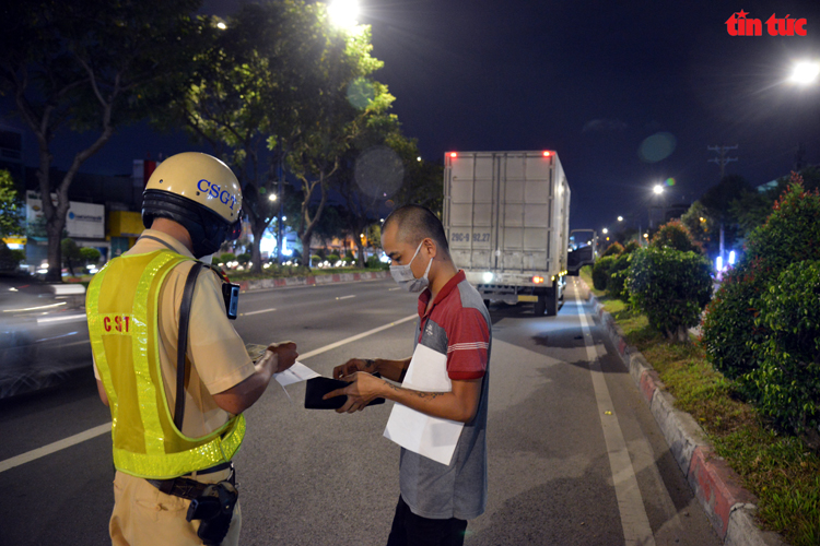 CSGT TP Hồ Chí Minh ‘giăng lưới’ bắt hàng loạt xe ben, xe bồn… chạy vào khu vực cấm - Ảnh 7.