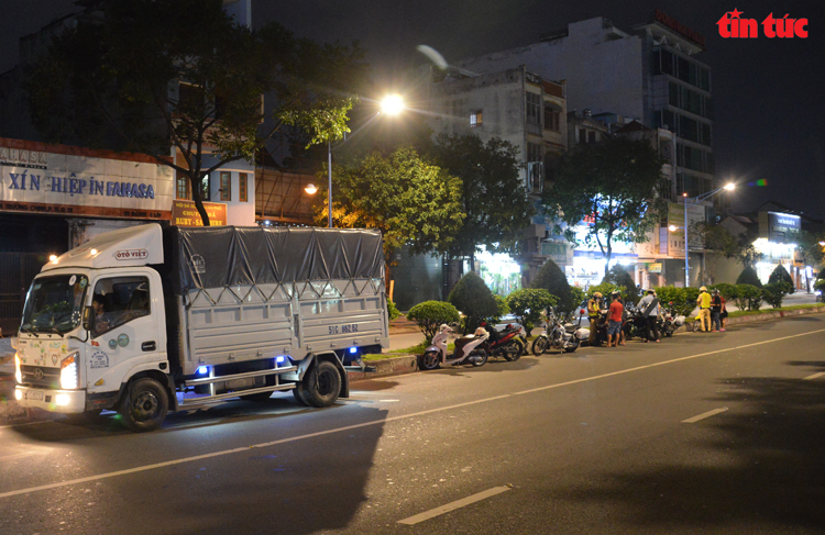 CSGT TP Hồ Chí Minh ‘giăng lưới’ bắt hàng loạt xe ben, xe bồn… chạy vào khu vực cấm - Ảnh 10.