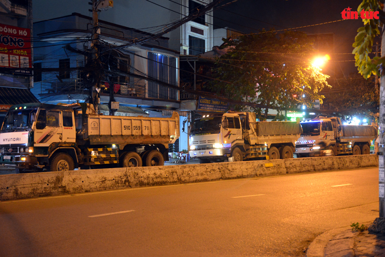 CSGT TP Hồ Chí Minh ‘giăng lưới’ bắt hàng loạt xe ben, xe bồn… chạy vào khu vực cấm - Ảnh 3.