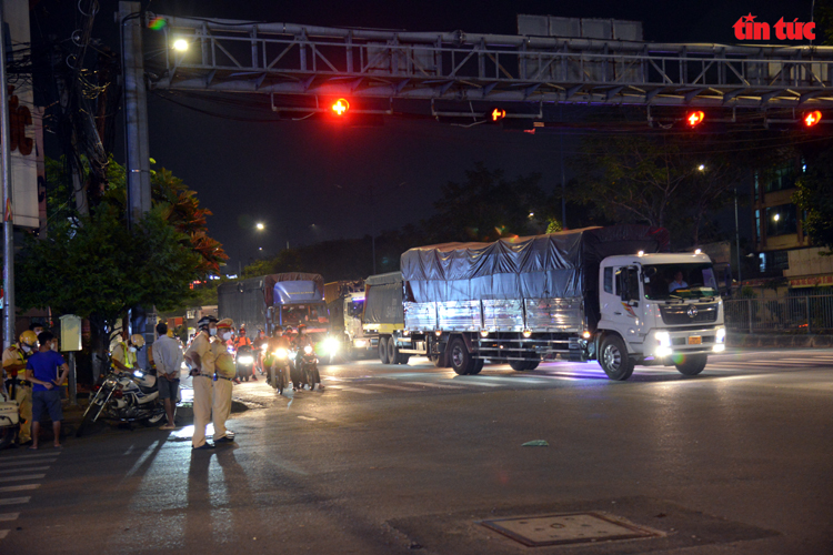CSGT TP Hồ Chí Minh ‘giăng lưới’ bắt hàng loạt xe ben, xe bồn… chạy vào khu vực cấm - Ảnh 1.