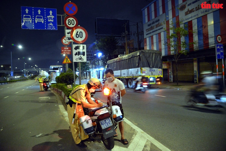 CSGT TP Hồ Chí Minh ‘giăng lưới’ bắt hàng loạt xe ben, xe bồn… chạy vào khu vực cấm - Ảnh 6.