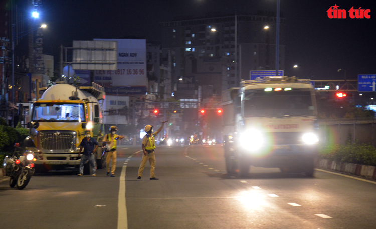 CSGT TP Hồ Chí Minh ‘giăng lưới’ bắt hàng loạt xe ben, xe bồn… chạy vào khu vực cấm - Ảnh 2.