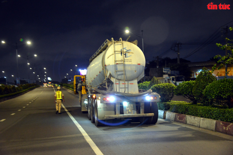 CSGT TP Hồ Chí Minh ‘giăng lưới’ bắt hàng loạt xe ben, xe bồn… chạy vào khu vực cấm - Ảnh 5.