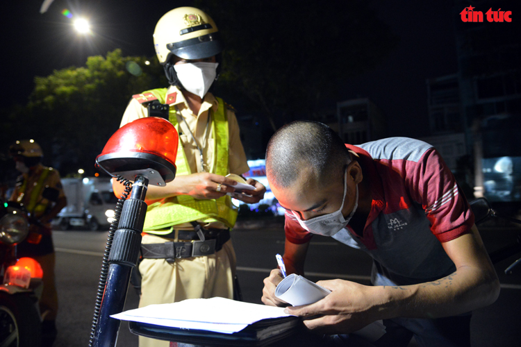 CSGT TP Hồ Chí Minh ‘giăng lưới’ bắt hàng loạt xe ben, xe bồn… chạy vào khu vực cấm - Ảnh 8.