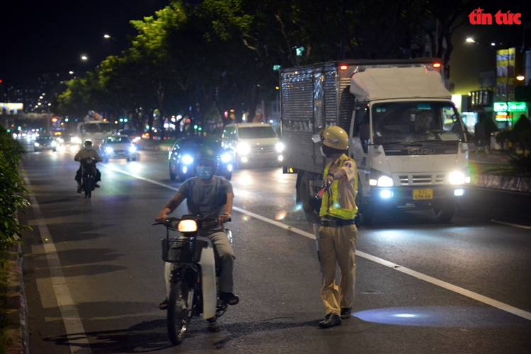 CSGT TP Hồ Chí Minh ‘giăng lưới’ bắt hàng loạt xe ben, xe bồn… chạy vào khu vực cấm - Ảnh 9.