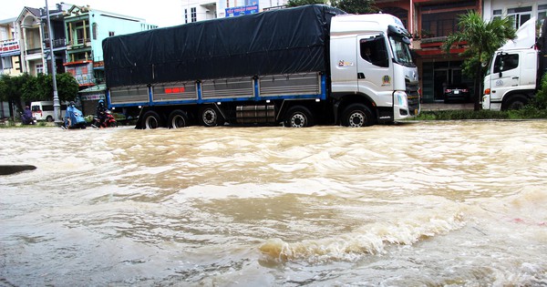 Cận cảnh ngập lụt, sạt lở núi "bủa vây" TP Quy Nhơn