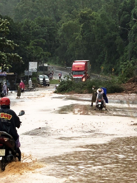 Cận cảnh ngập lụt, sạt lở núi 'bủa vây' TP Quy Nhơn - Ảnh 9.