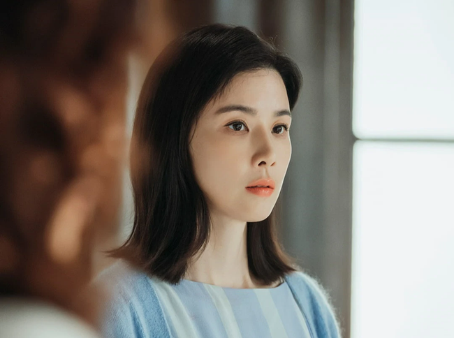 Mặc vợ đưa con đến viện, chồng bận hẹn nữ đồng nghiệp đi 