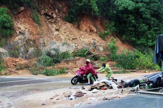 Cận cảnh ngập lụt, sạt lở núi 'bủa vây' TP Quy Nhơn - Ảnh 5.