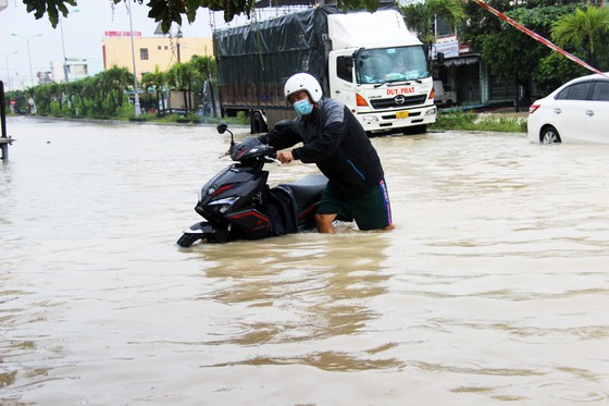 Cận cảnh ngập lụt, sạt lở núi 'bủa vây' TP Quy Nhơn - Ảnh 13.