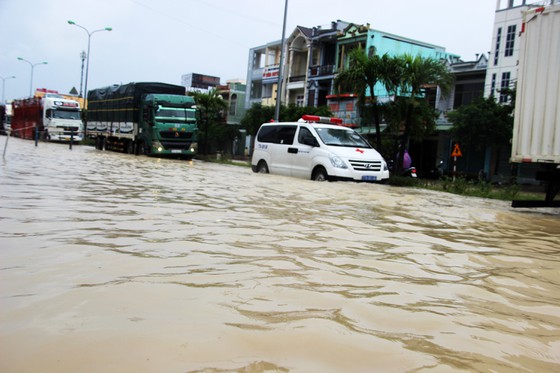 Cận cảnh ngập lụt, sạt lở núi 'bủa vây' TP Quy Nhơn - Ảnh 17.