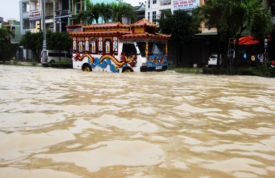 Cận cảnh ngập lụt, sạt lở núi 'bủa vây' TP Quy Nhơn - Ảnh 18.