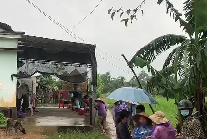 Ch&aacute;u b&eacute; 4 tuổi đang chơi ở s&acirc;n bị dao bay tr&uacute;ng cổ tử vong - Ảnh 1.