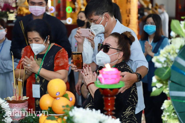 Lệ Quyên, Trang Trần cùng dàn sao Việt không kìm được nước mắt khóc òa trong lễ chung thất của Phi Nhung