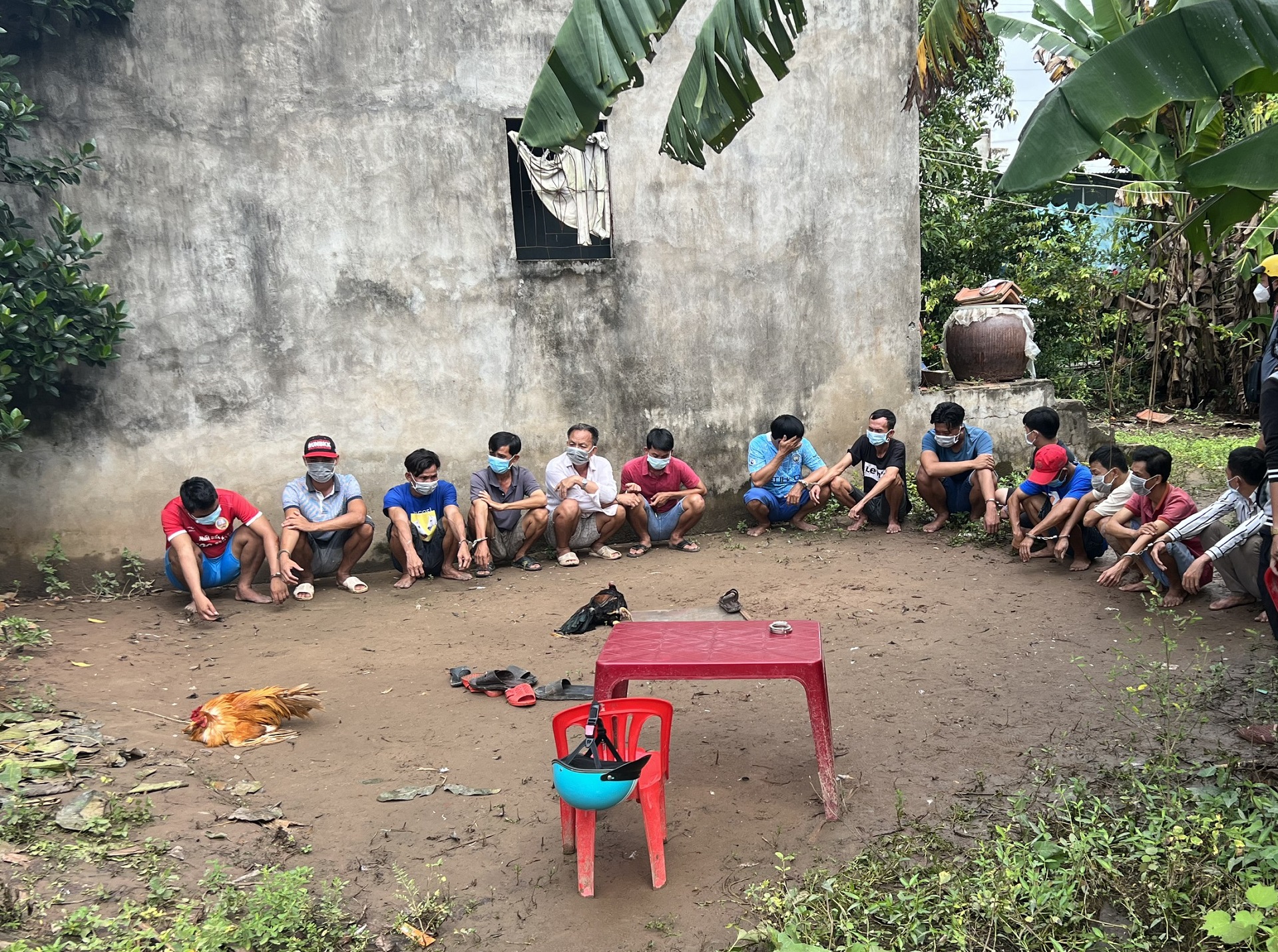 Đ&aacute; g&agrave; ngay &ldquo;v&ugrave;ng cam&rdquo;, 14 đối tượng bị bắt - Ảnh 1.